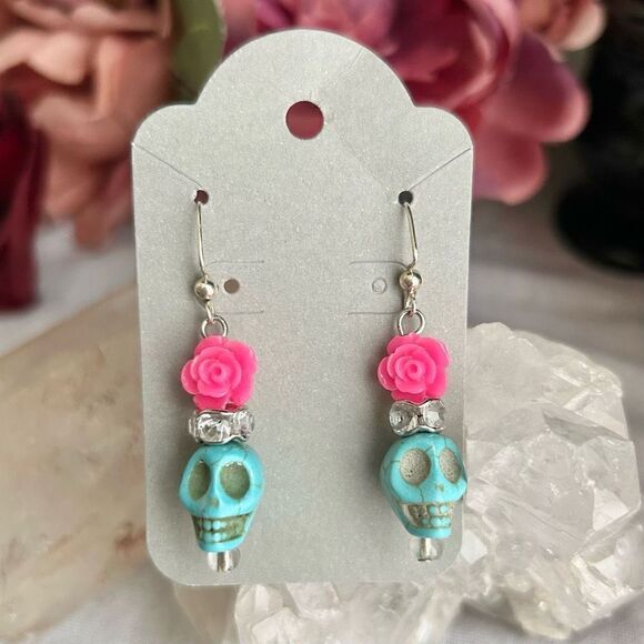Howlite Scull Day Of the Dead Halloween Dangle Earrings - Picture 3 of 6
